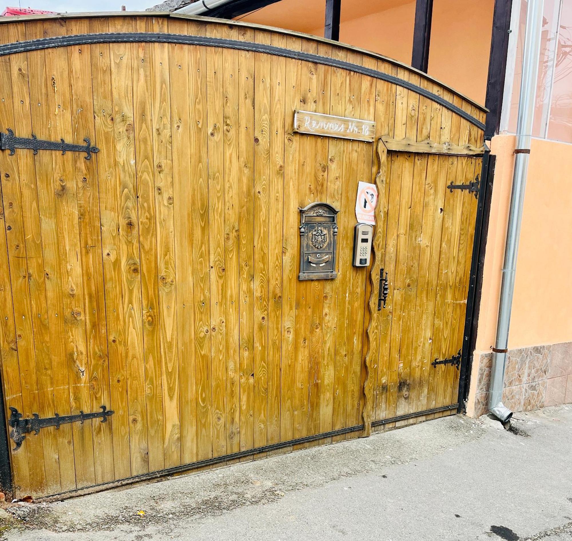Moon And Sun Apartments Sibiu Bagian luar foto